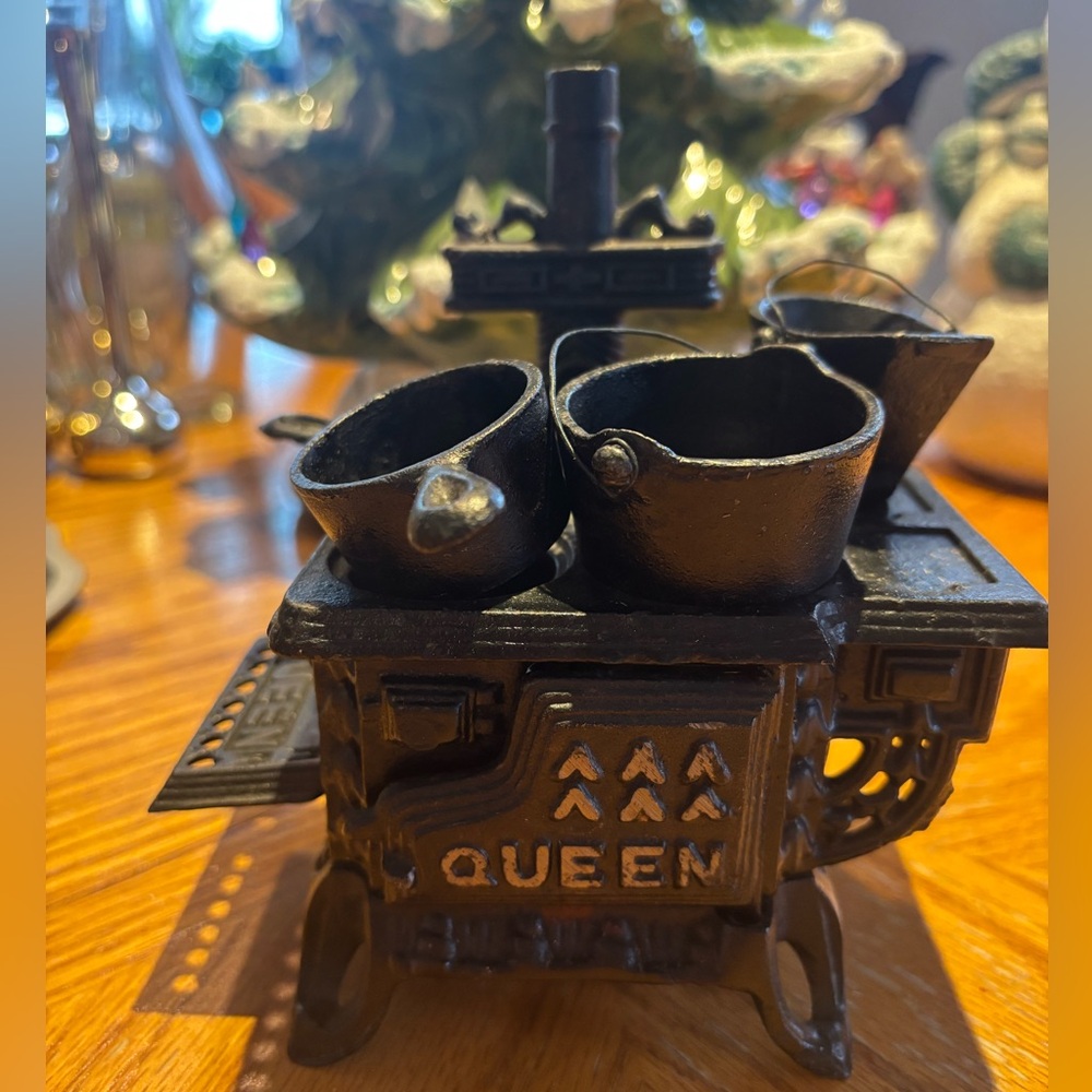 Vintage Queen Miniature Black Cast Iron Stove Set Collectible Doll Furnniture